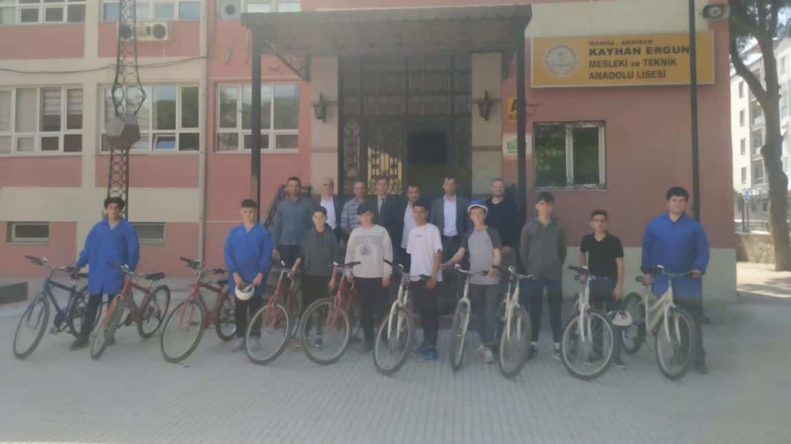 Okulumuz bisiklet kulübü Akhisar Gençlik Hizmetleri ve Spor İlçe Müdürlüğü tarafından sağlanan bisikletlerle ''Çevrimdışı zamanlar bizi hayata bağlar.'' projesi kapsamında bisiklet sürme etkinliği gerçekleştirmiştir.